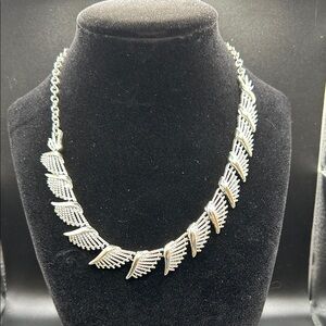 Beautiful Coro silver tone fan shaped necklace from 1950s or 1960s